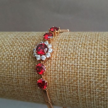 Náramek Xuping s 18K pozlacením a bílými rhinestones a červenými krystaly, délka 19 cm, tloušťka 3,3 mm