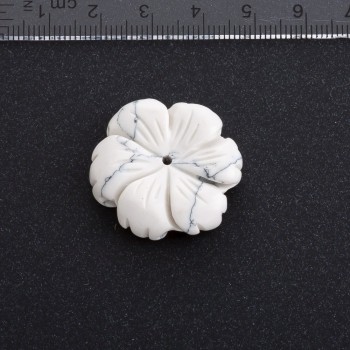 Kabošon ve tvaru květu z kaolonu, průměr 29 mm