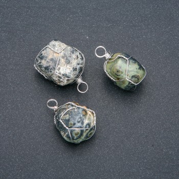 Přívěšek ve stříbrném opletu z přírodního oceánského jaspisu, průměr 32 × 22 mm