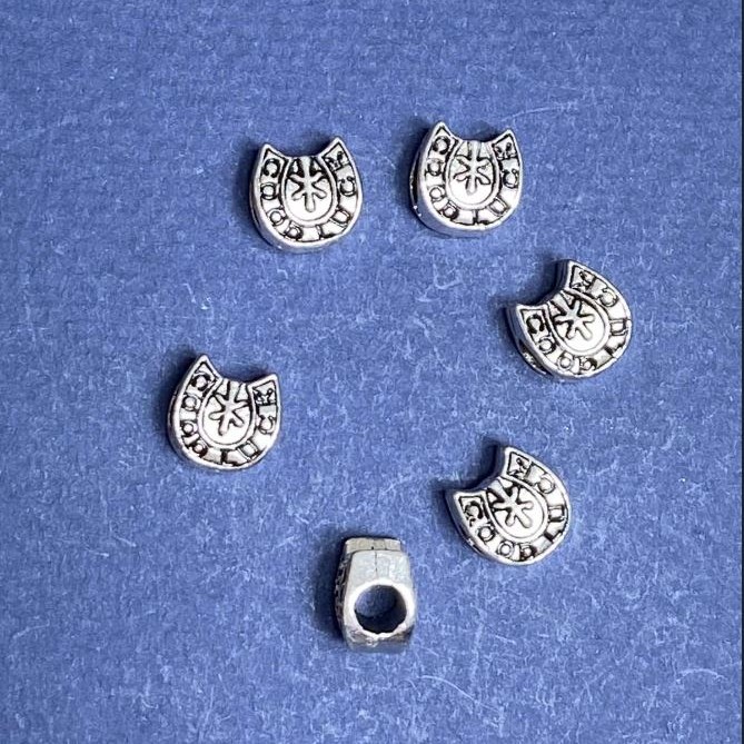 Kovový korálek Pandora Podkova 9×10 mm, průměr otvoru 5 mm, balení 20 g, ± 9 ks