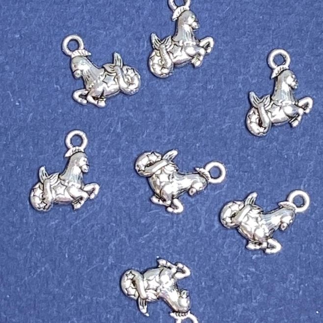 Přívěšek šperkové komponenty „Kozoroh“ 16×11 mm, barva kovu „stříbro“, provedení 20 g + 22 ks