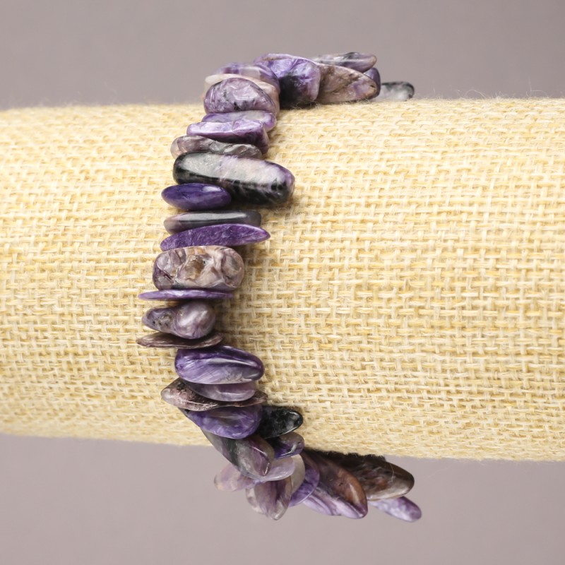 Náramek na gumičce z přírodního charoitového kamene, drobné kousky ve tvaru jehliček, průměr 15×3 mm+