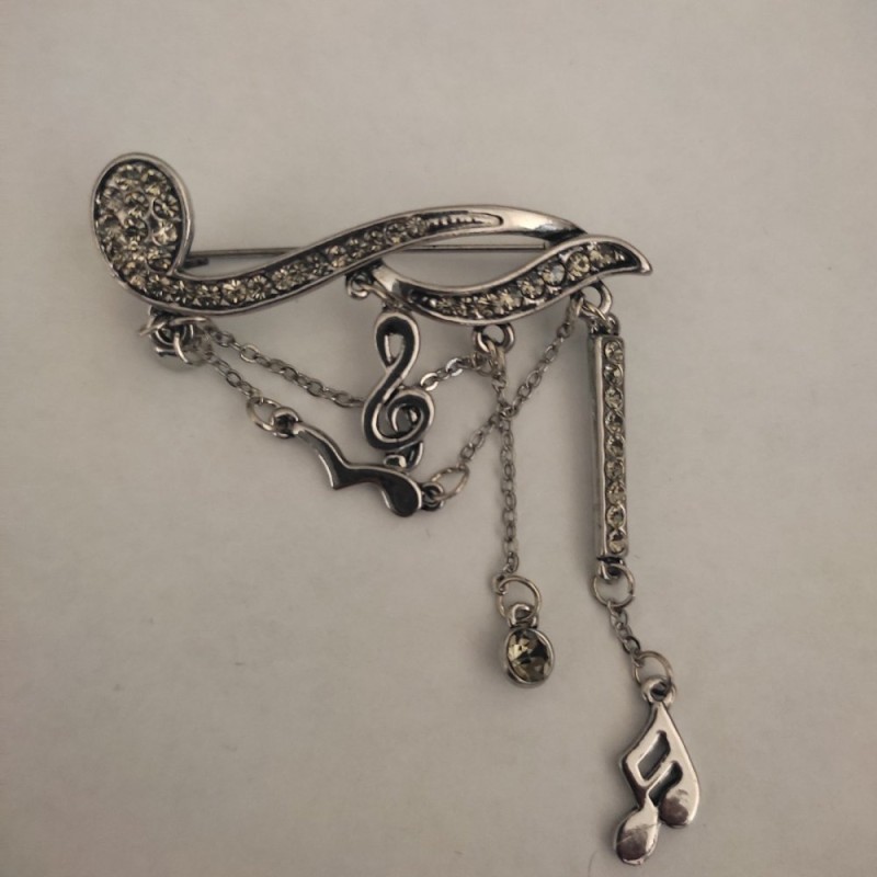 SLEVA Brož Nota s přívěsky tmavě šedý kov a štrasové kamínky 19×50 mm +