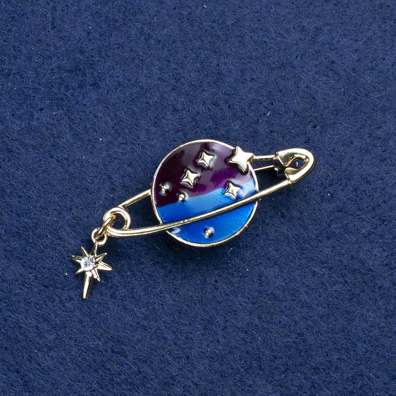 Brož Planeta zlatistého kovu, smalt a štras, 36×18 mm +