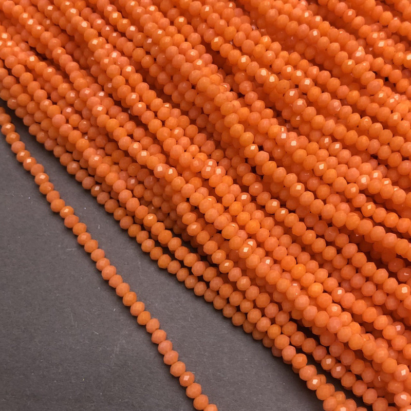 Korálky z českého křišťálu na niti, mrkvový matový brusovaný rondel, průměr 3×2,5 mm, délka 36–38 cm.