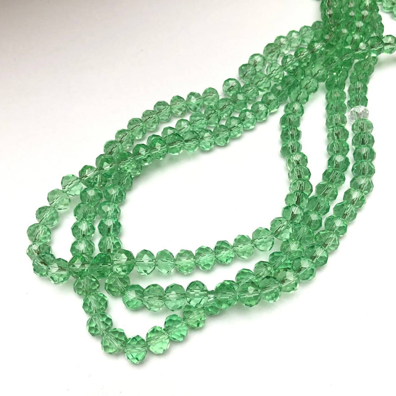 Korálky z Českého křišťálu na vlascu, světle zelené průhledné facettované rondely, průměr 8×6 mm, délka 40–42 cm