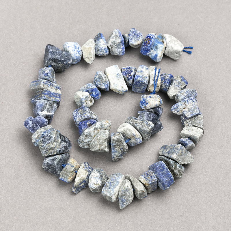 Korálky na niti z nerafinovaného sodalitu, galetového tvaru, průměr 13×8 mm, délka 41 cm