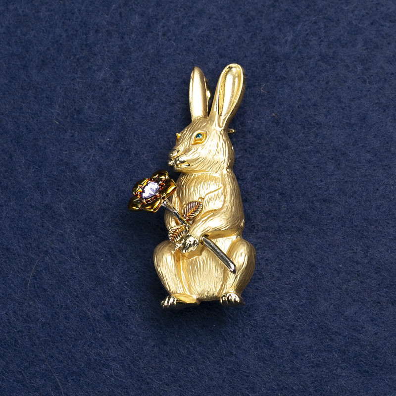 Brožka Zajíček se květinou, zlatavý kov, email a štras, 50×22 mm +