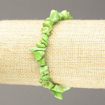 Náramek na gumičce z tónovaného howlititu, drobné štěpky, průměr 6 mm+