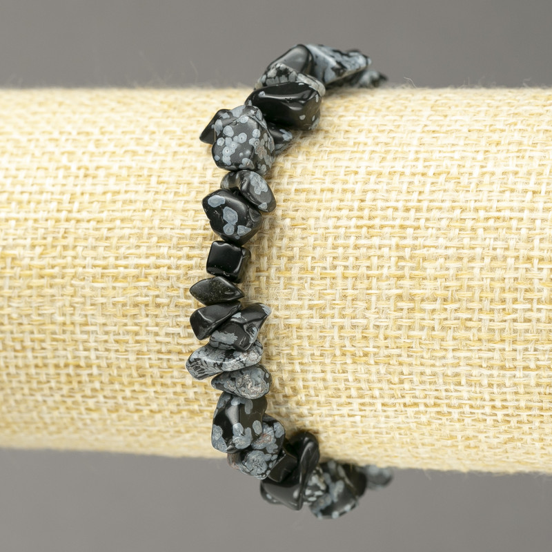 Náramek na gumičce z přírodního kamene Sněhový obsidián – Slzy Apačů, drobné kousky, průměr 6–8 mm+