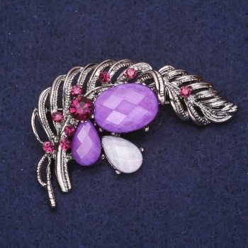 Brož Pírko ohnivého ptáka se štrasovými kamínky, fialovošedá, 55×38 mm, stříbrný kov