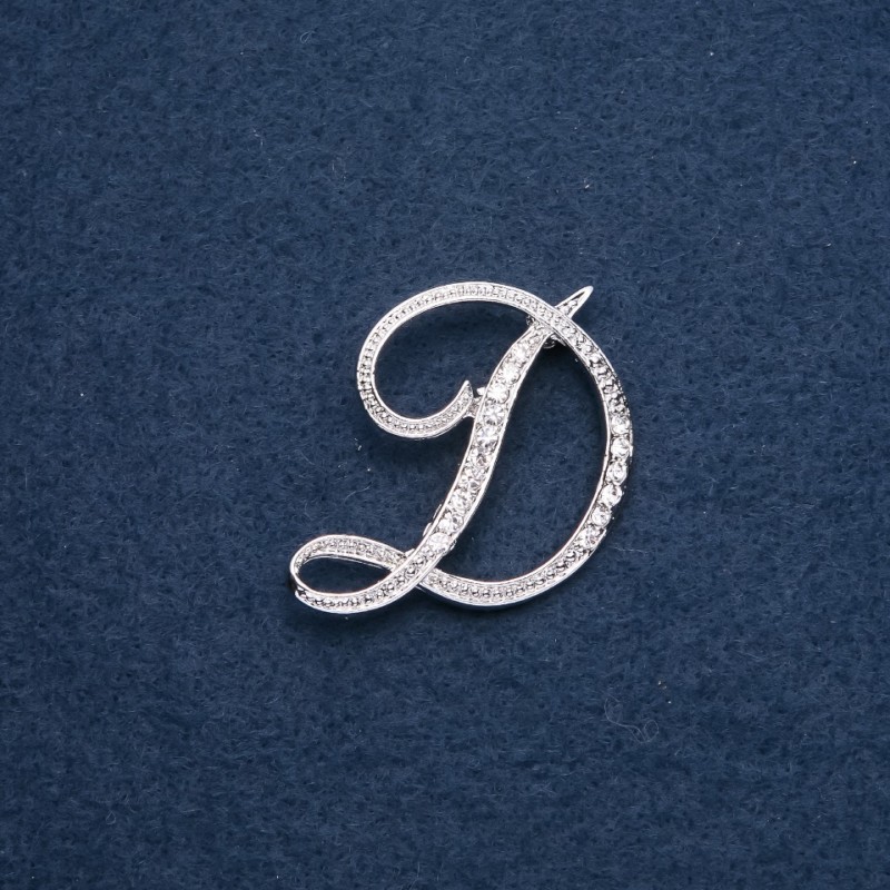 Brož iniciál "D" 40×36 mm, barva kovu "stříbro"