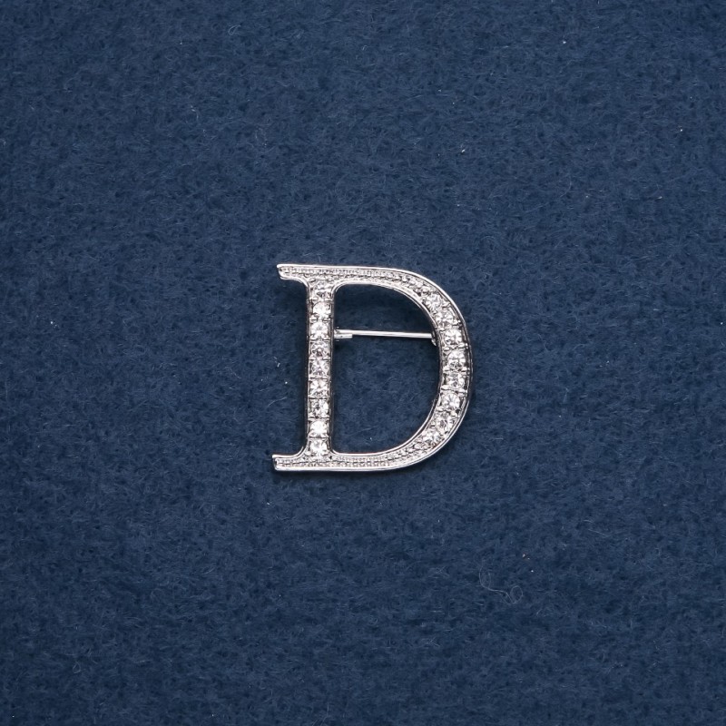 Brož iniciál písmeno "D" 30×28 mm, barva kovu "stříbro"