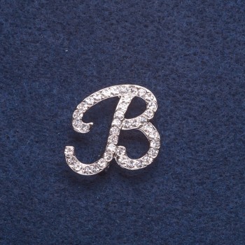 Brož s iniciálem 'V', barva kovu stříbrná, rozměry 2,4×2,3 cm