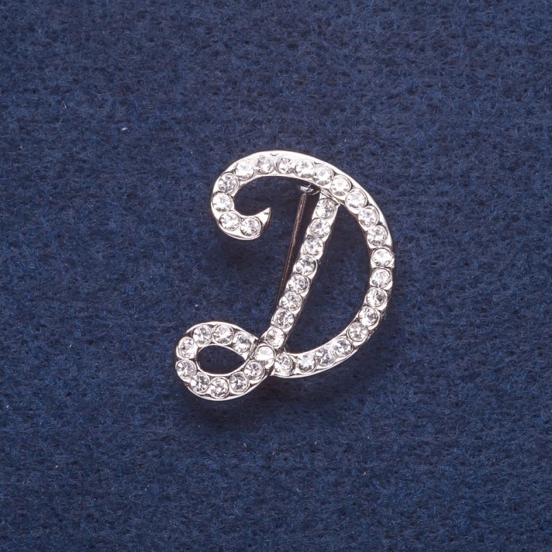 Brož s iniciálem „D“ – barva kovu: stříbrná, 3×2 cm