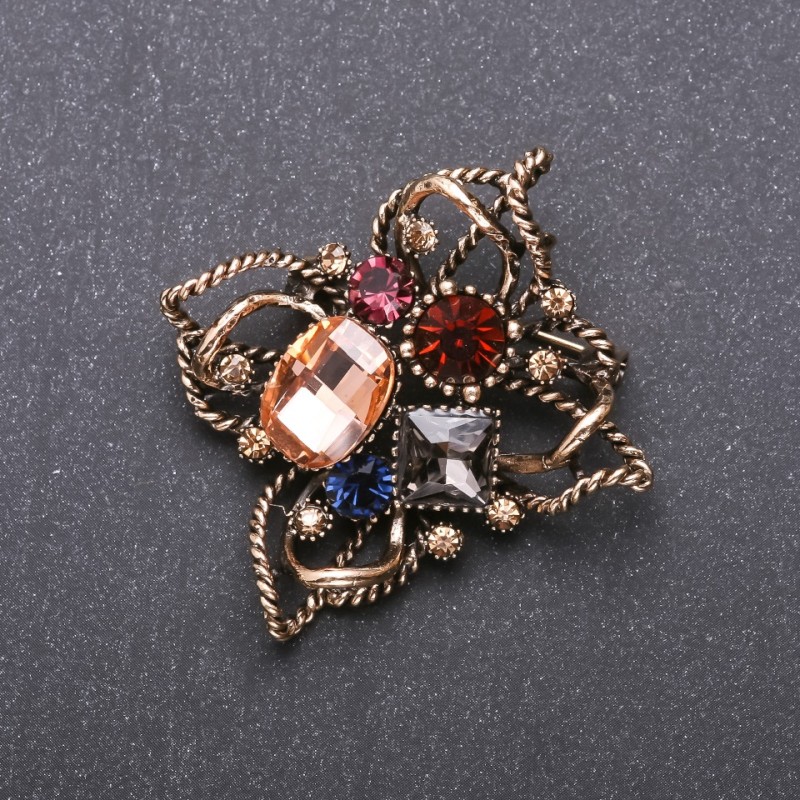 Brož 'Řád krásy' s různobarevnými krystaly 50×48 mm, žlutý kov