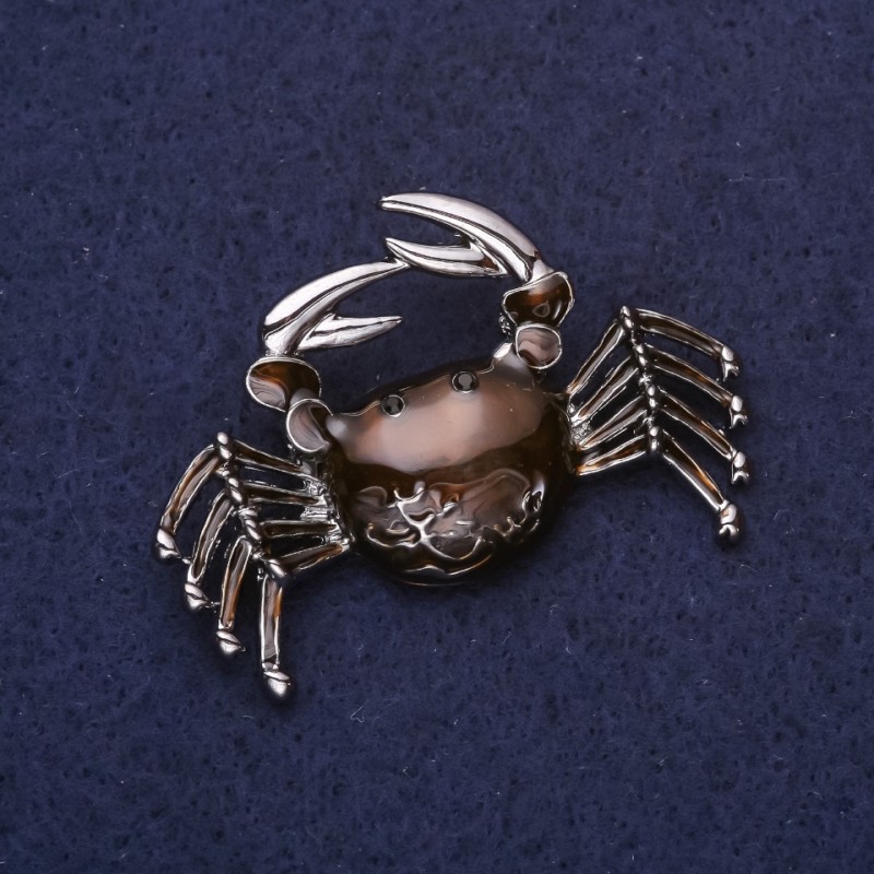 Brož Krab – smalt hnědé barvy, 46×30 mm, stříbrný kov