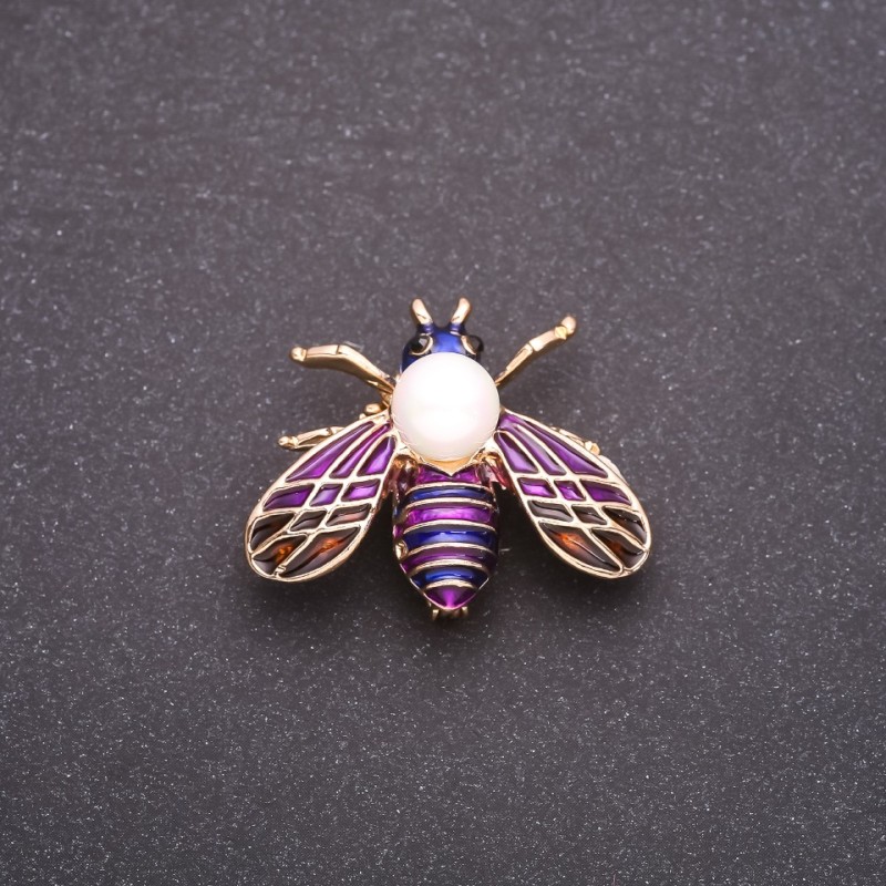 Brož motýl s fialovým smaltem, 33×28 mm, žlutý kov