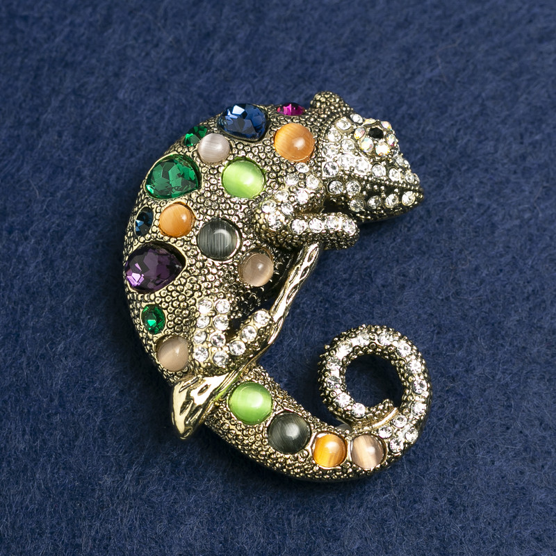 Brož Chameleon zlatistý kov, kočičí oko a krystaly 52×46 mm +