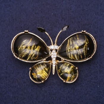 Brož Motýlek s bílými krystaly a imitací jantaru (syntetický) 56×36 mm žlutý kov