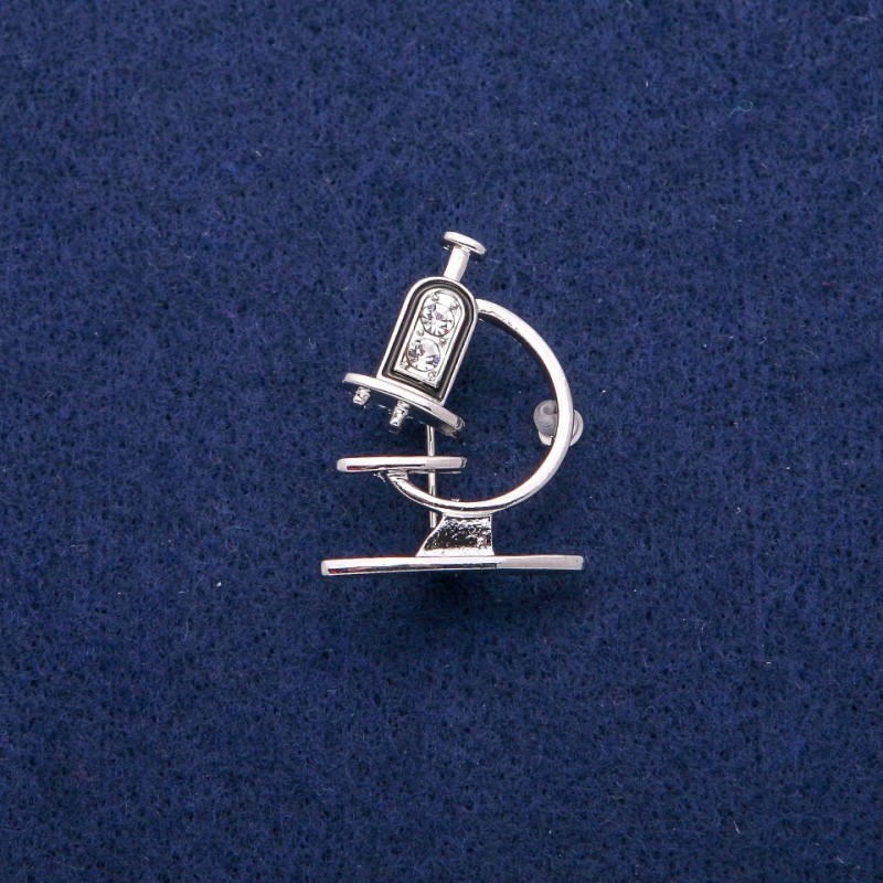 Brož Mikroskop se smaltem a krystaly, 24×31 mm, stříbrný kov