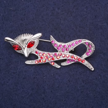 Brož Lištička s červenými krystaly 53×20 mm, stříbrný kov