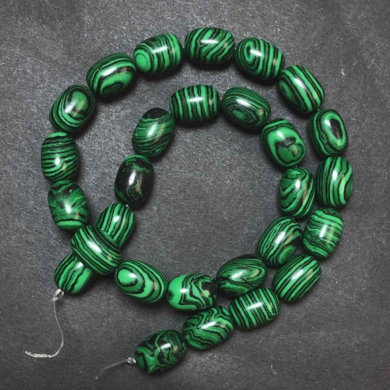 Korálky z malachitu na niti (lisované), průměr 10×14 mm, délka 39 cm
