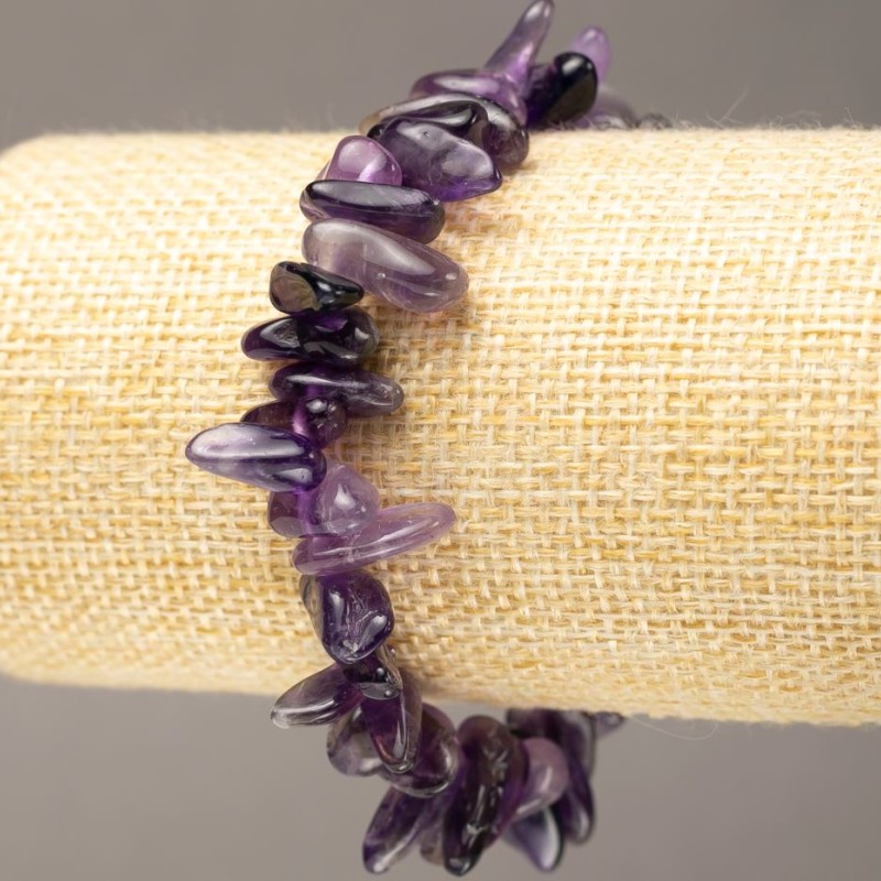 Náramek z ametystu, drťové korálky ve tvaru jehly, rozměry 10–18×4–7 mm, obvod 18 cm (elastický)