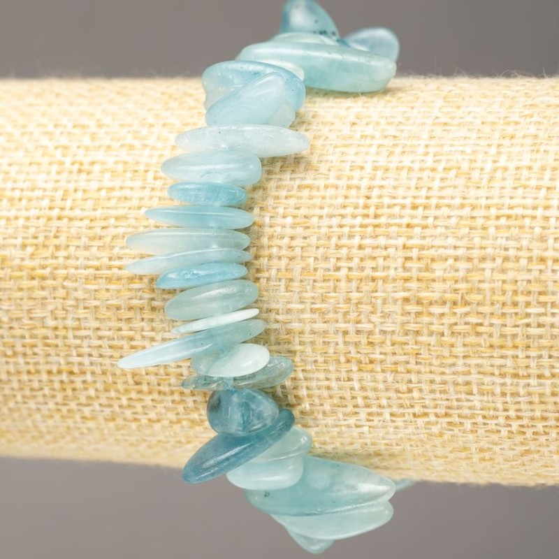 Náramek z přírodního akvamarínu, drobné částečky "jehlička" na gumičce, průměr 10–25×3–6(±) mm, obvod 18 cm