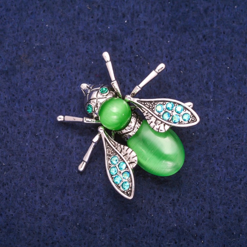 Brož Motýl se zeleným kočičím okem a štrasami, stříbrný kov 33×34 mm