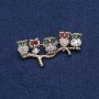 Brožka sovy ze zlatistého kovu se štrasami bílé, chameleonové, červené a zelené a chalcedonem, rozměr 52×33 mm