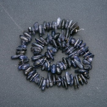 Nitka z přírodního kamene Iolit – drobné kousky ve tvaru jehly, rozměr 15×5 mm, délka 40 cm +