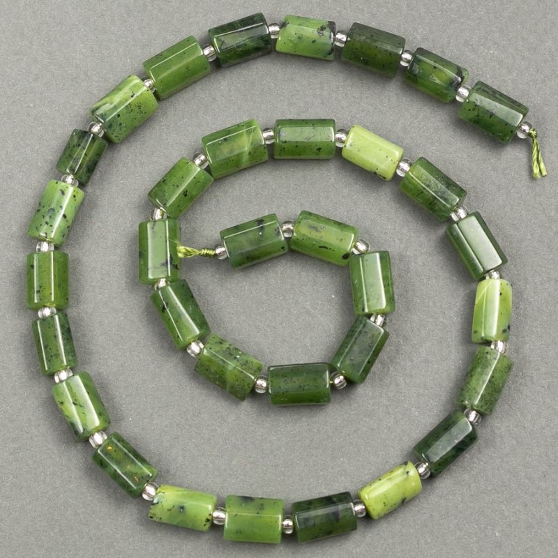 Korálky na niti z přírodního jadeitu, brousené 10×6–7 mm, délka nitě 40 cm