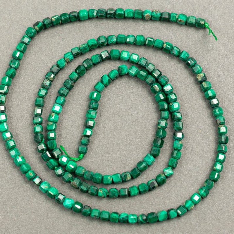 Malachitové korálky z přírodního kamene, kostkové, na niti, průměr 2×2 mm ±, délka 40 cm ±