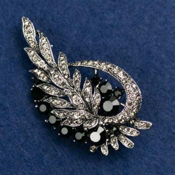 Brož „Listy“ se štrasami, stříbrný kov 72×37 mm