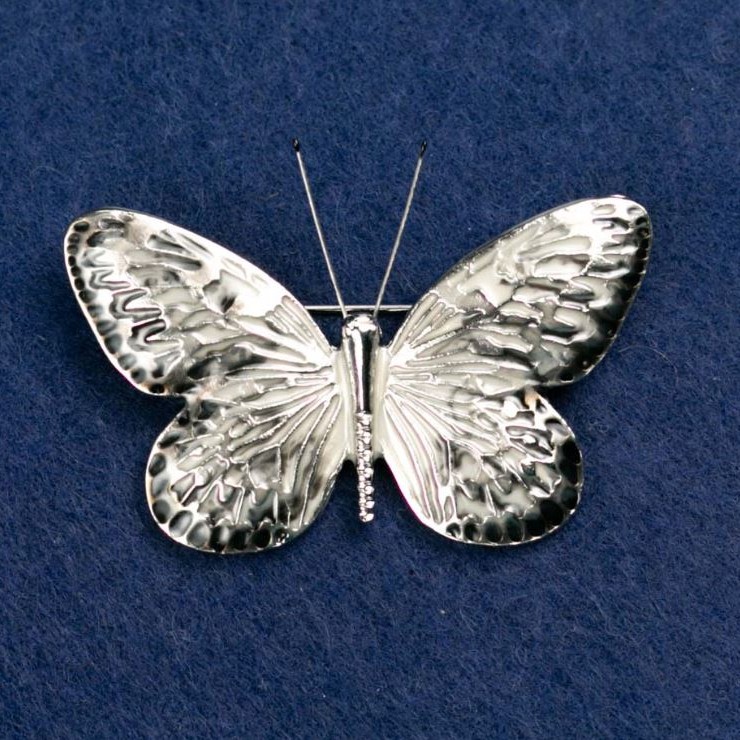 Brož «Motýl» – šedý a černý email, stříbrný kov, 55×39 mm
