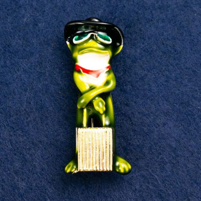 Brož-přívěšek Žába s kufříkem, zelený smalt, kov zlatého odstínu 45×18 mm +