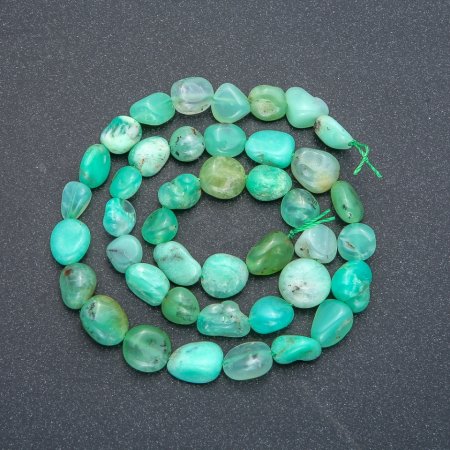 Korálky na niti z přírodního kamene chrysoprasu, facetované, průměr 9–11 mm, délka šňůry cca 40 cm +