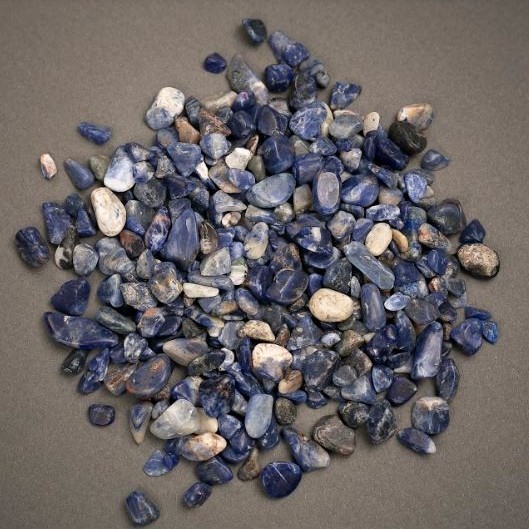Sodalit – kamenná drť bez otvoru, d 12×7–7×5 mm, ± 100 g
