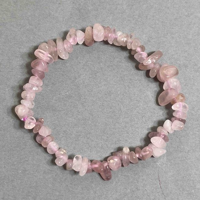 Náramek z přírodního kamene – růžový křemen drť, průměr cca 7×3 mm, délka 18 cm