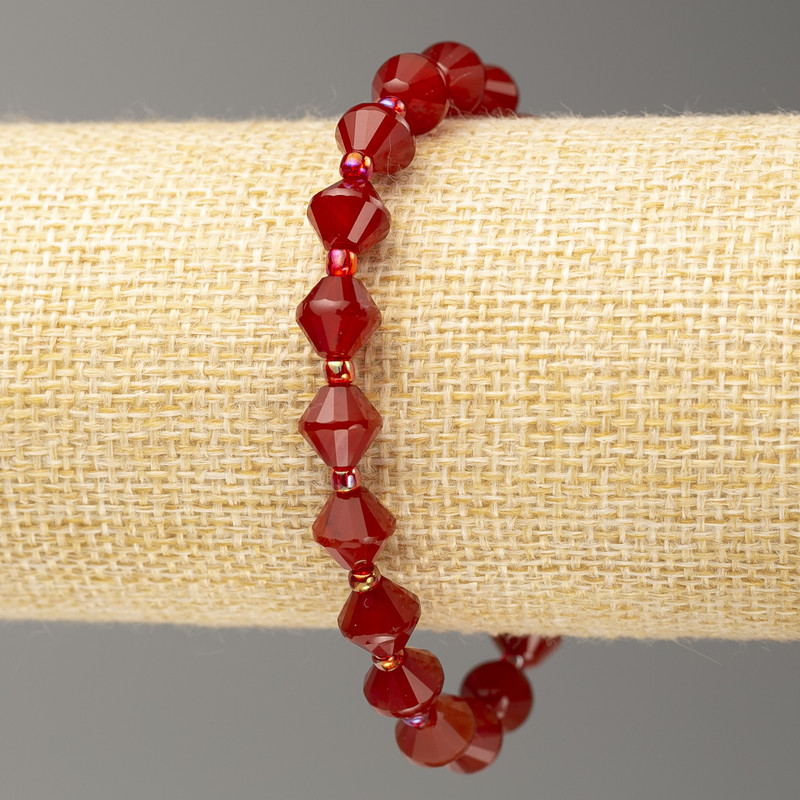 Náramek na gumičce z karneolu, broušené bikónusy, průměr 8×8 mm, délka cca 18 cm