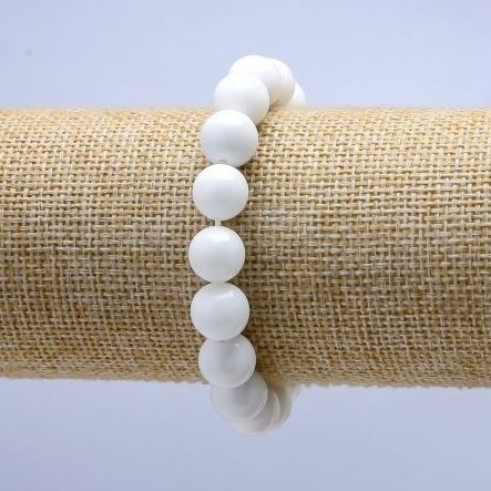 Náramek z bílého achátu – hladké kuličky, průměr 10 mm, délka cca 18 cm ± (elastický)