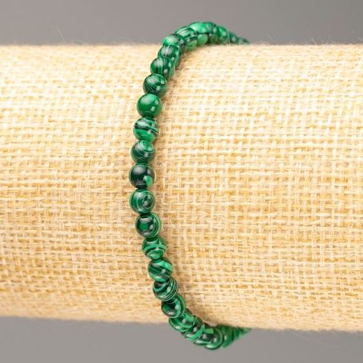 Náramek z malachitu (lisované) hladké korálky 4,5 mm, délka 18 cm na elastické gumičce