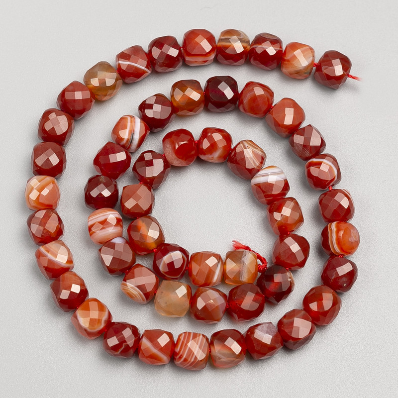 Korálky z přírodního kamene sardonyx, broušené kostky na niti, průměr 7 mm ±, délka 38 cm ±