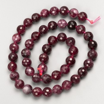 Korálky z rubelitu turmalínu, broušené kuličky na niti, průměr 8 mm, délka cca 38 cm.