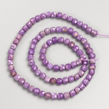 Korálky z fosfosideritu – facetované kostky na niti, průměr 4–5 mm, délka cca 38 cm