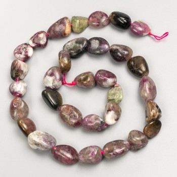 Korálky z přírodního turmalínu, surové krystaly na niti, průměr 10×14 mm, délka cca 40 cm