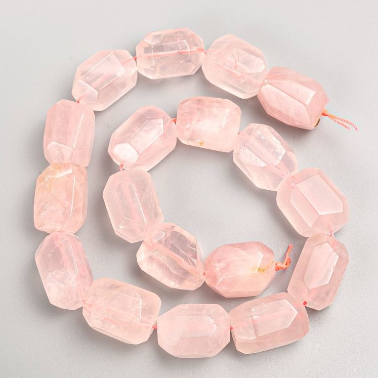 Korálky na šňůrku z růžového křemene, broušené samorodky, průměr 15×21 mm, délka 38 cm