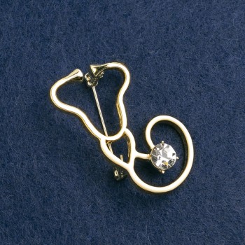 Brož se stetoskopem, bílá smaltovaná, s bílým kamenem, zlatý kov 42×25 mm