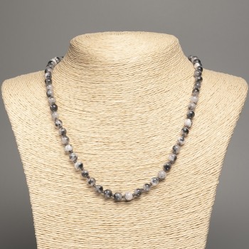 Náhrdelník „Barvy léta“ bílošedé hladké kuličky, průměr 6 mm, délka 50 cm, z nefritu synteticky barveného